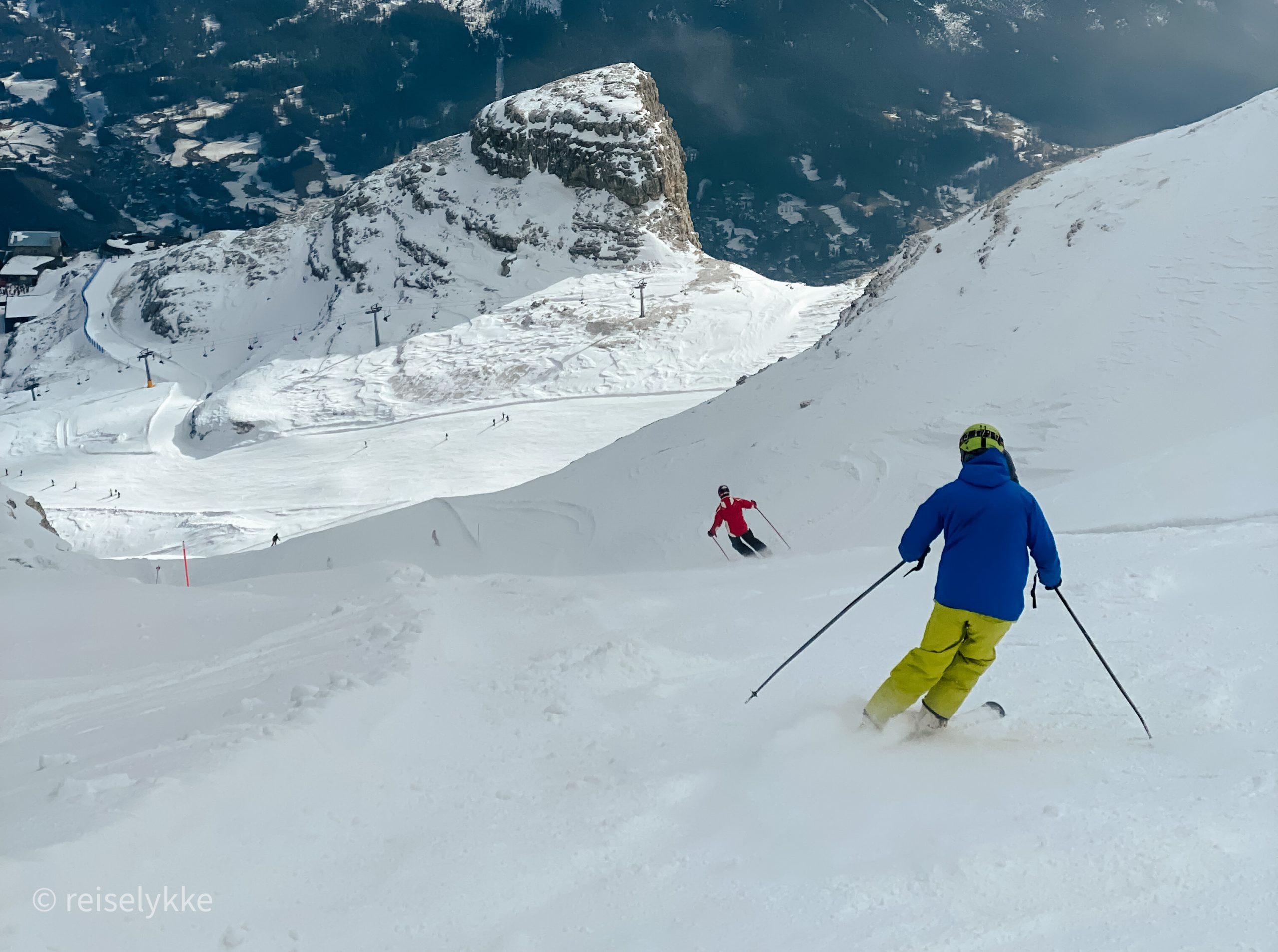 Alpinist og alpinbakke ved Cortina i Dolomittene om vinteren