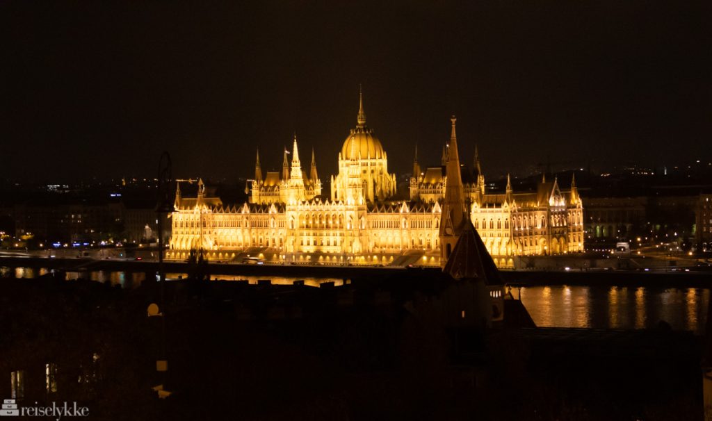 Det ungarske parlamentet i Budapest, opplyst om kvelden