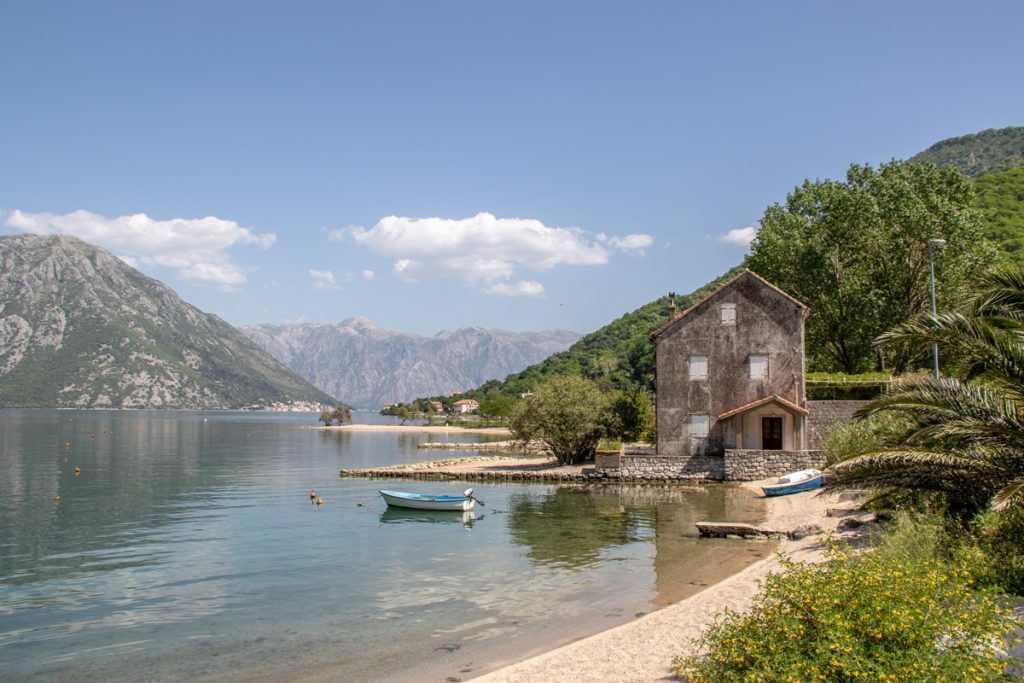 Et hus ved Kotorbukta i Montenegro