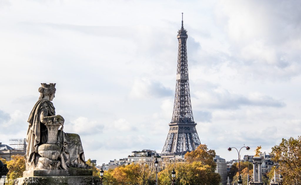 Severdigheter i Paris: Eiffeltårnet og en statue