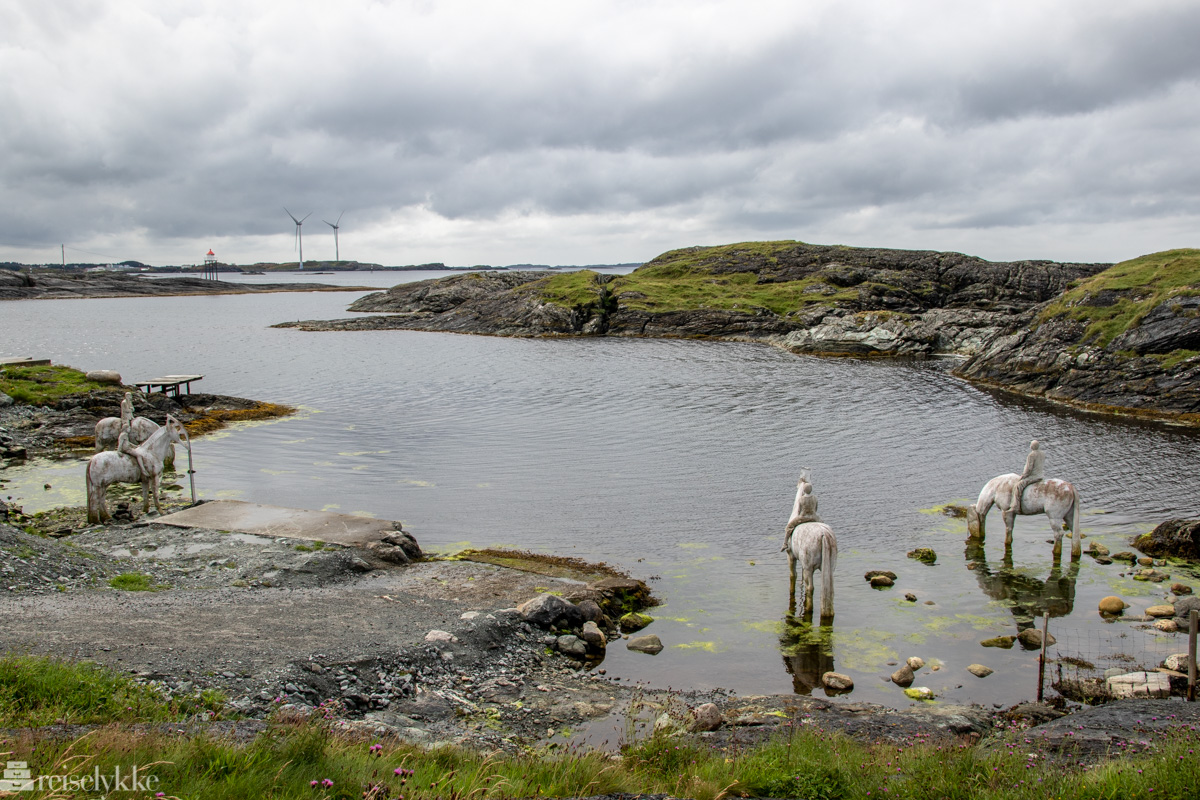 4 skulpturer står i vannskorpa ved Kvalsvik