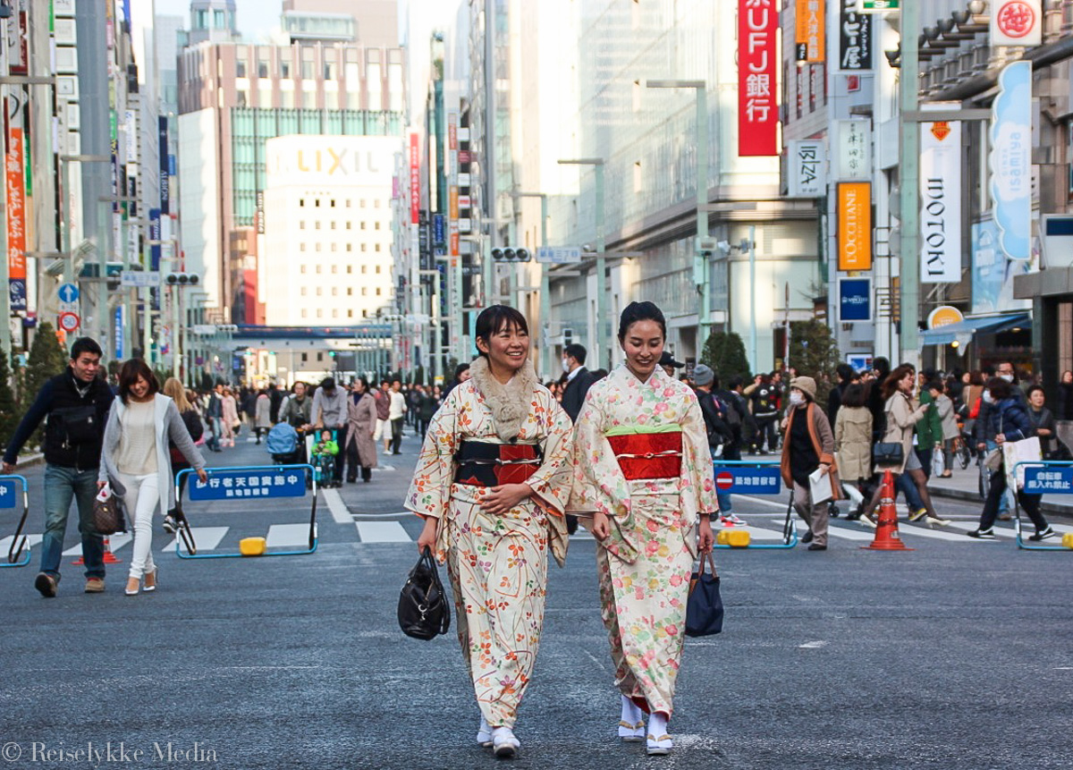 Kvinner kledt som geisha i Tokyo