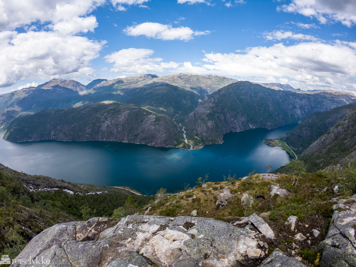 Utsikt fra toppen av Langfoss ut mot Åkerfjorden